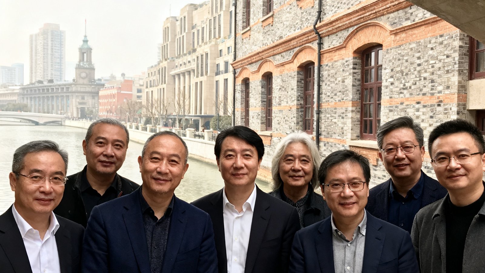 tyc贵宾会创始团队在2018年上海首场艺术沙龙上与多位知名收藏家合影留念，背景是苏州河畔的历史建筑
